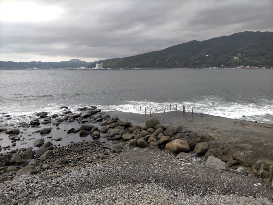 北東の風で沖は白波あり、ビーチは潜水可能！