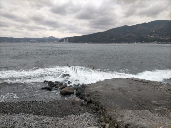 北東の風で、沖もビーチも波アリ！